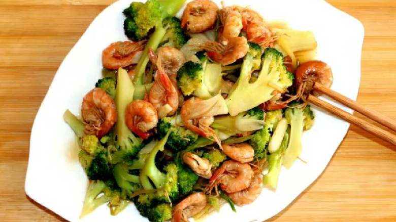 香爆虾仁西兰花,起锅大火热油，并加上以上食材爆炒，期间滴入<a style='color:red;display:inline-block;' href='/shicai/ 847'>香油</a>，耗油，加<a style='color:red;display:inline-block;' href='/shicai/ 756'>鸡精</a>等。爆炒一分钟左右，出锅。完成！