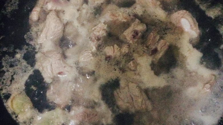 红烧排骨,肋排过水【煮沸】去血丝腥气,可适当多煮会