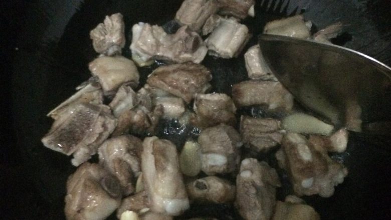 红烧排骨,肋排沥干(以防溅油),锅烧热油,放姜片,倒入肋排翻炒,加入八角、盐和葱,