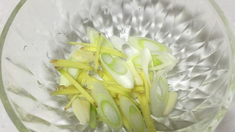 油焖大虾,葱姜蒜切丝切片备用。