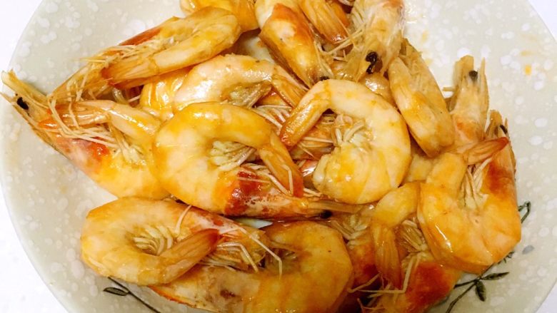 油焖大虾,锅中倒入油,虾炒至变色。
