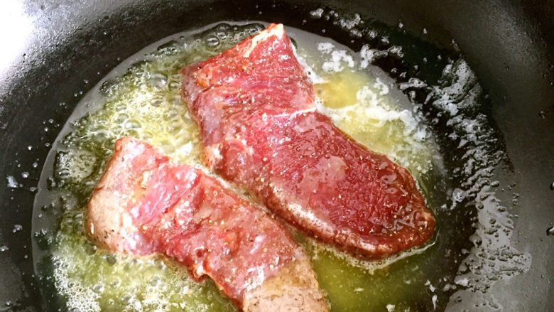 香香黑胡椒牛肉粒,油化了转中火 煎牛排