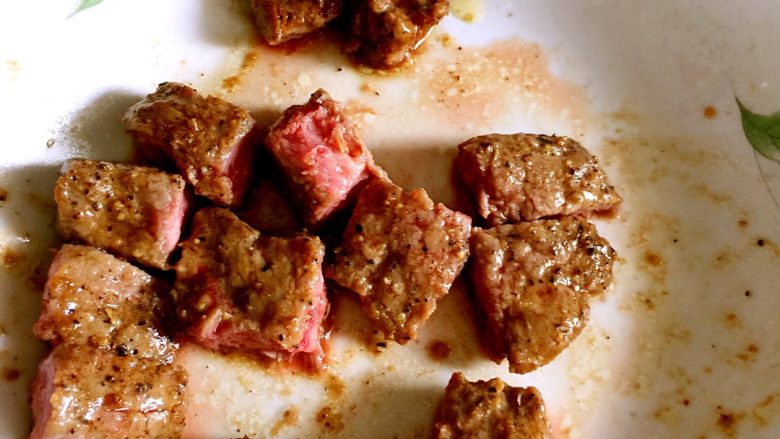 香香黑胡椒牛肉粒,两面煎好后,锅里转小火!取出剪成小方块!然后继续把切面放到锅里中小火煎!