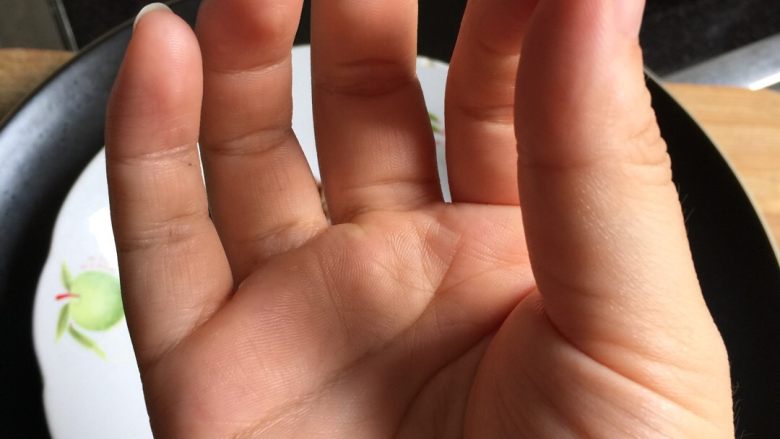 香香黑胡椒牛肉粒,交给大家一个秘诀来判断牛肉成熟度。用筷子戳牛肉表面,如果感受到的硬度和图中大拇指下方肌肉硬度一样,表明已经达到3分熟,里面还会有些血丝!