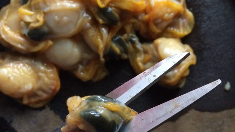 蒜蓉蒸扇贝,扇贝肉里黑黑的东西用剪刀剪去,不要