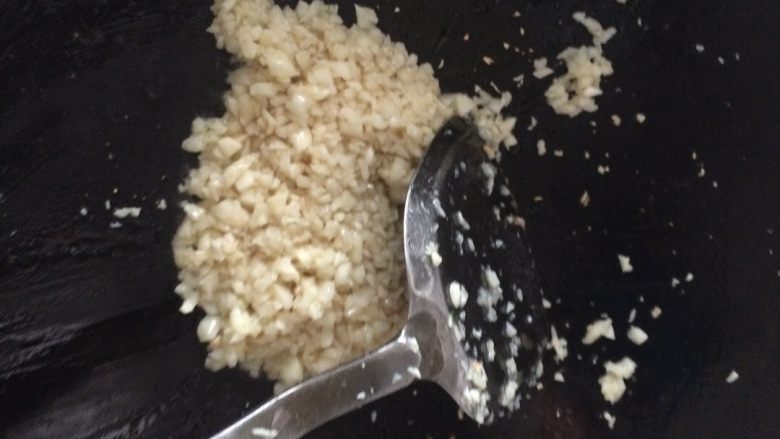 蒜蓉蒸扇贝,大蒜打成蒜蓉,放到锅里热油炒一下,放少许盐,不要,炒糊哦