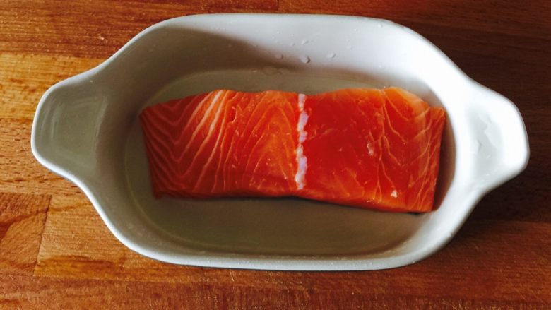 烤三文鱼,<a style='color:red;display:inline-block;' href='/shicai/ 363'>三文鱼</a>皮朝下，放置烤盘内