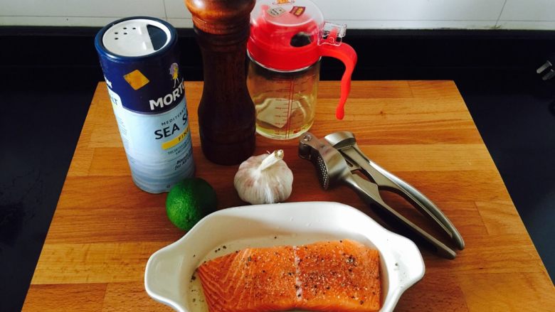 烤三文鱼,撒上<a style='color:red;display:inline-block;' href='/shicai/ 801'>海盐</a>、<a style='color:red;display:inline-block;' href='/shicai/ 134333'>黑胡椒</a>、<a style='color:red;display:inline-block;' href='/shicai/ 851'>橄榄油</a>、蒜末腌制15分钟