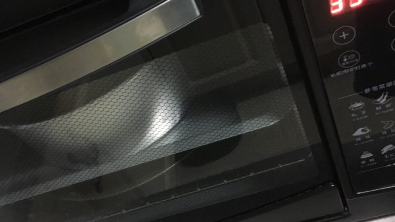 淡奶油蛋糕,放入烤箱中上层,披萨烤盘盛开水放入下层,上下火145度40分钟