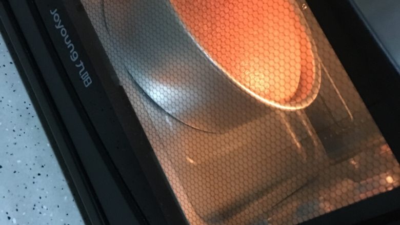 淡奶油蛋糕,到时间取出水,蛋糕放到下层145度30分钟