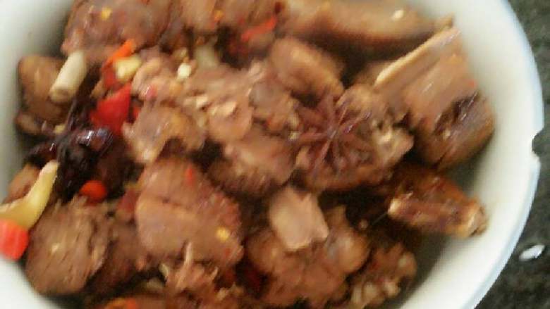 啤酒鸭,到入鸭肉,爆炒,翻炒,然后把啤酒到下,闷几分钟,等汤汁吸的差不多,在放点水,然后在放盐,味精就可以了!