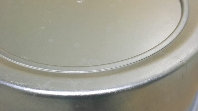 淡奶油蛋糕,马上倒扣,这样等自然凉透