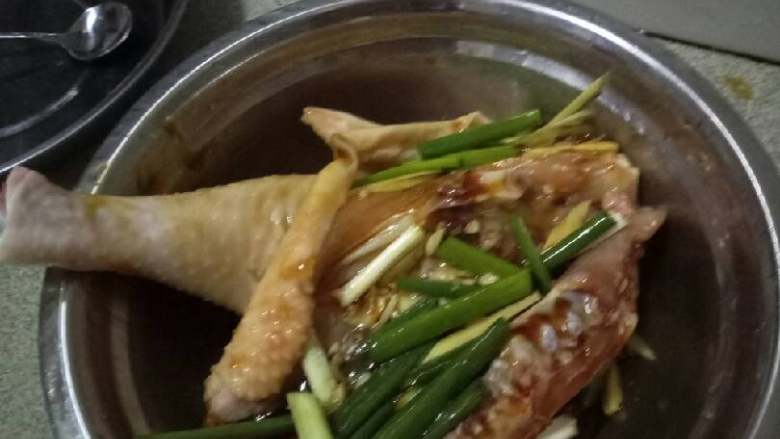 电饭锅闷🐔,倒入适量酱油放入葱姜蒜均匀的抹到🐔鸡上面,腌制一小时后放入电饭锅闷煮
