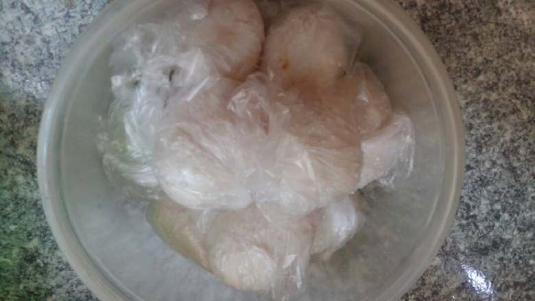 腌鸭蛋,装入容器中,放到太阳底下爆晒半天,可以出油快,放入阴凉的地方密封,10左右可以吃了。