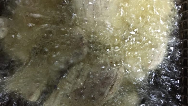 黑椒牛,然后放入油里炸至表面稍微金黄色即可,放一边备用