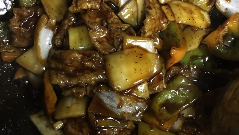 黑椒牛,最后加入炸好的牛肉,再继续翻炒均匀即可