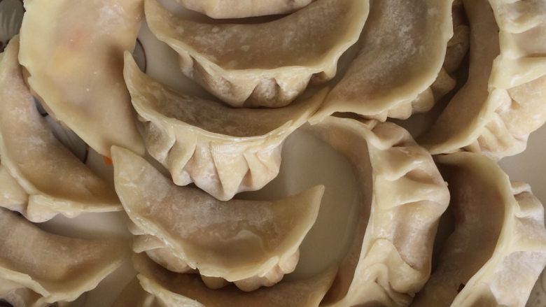 胡萝卜玉米猪肉饺,包饺子啦，我也是在教程上学的，第一次包这种形状的哈哈