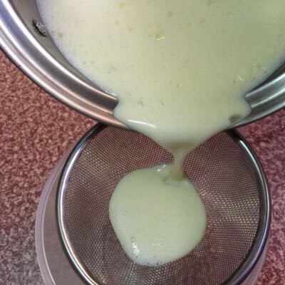 美味鸡蛋布丁,把鸡蛋牛奶液过滤一下，使口感更细腻