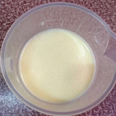 美味鸡蛋布丁,过滤后的鸡蛋牛奶液