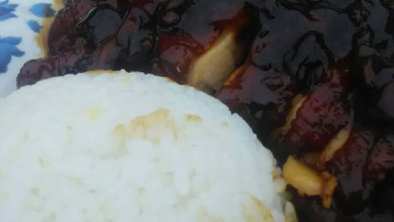照烧鸡腿(不懂可加微信jyp786583356),加油 下鸡腿 鸡皮朝下煎 原来的料先不要放进去 等鸡皮变色 反面煎一段时间 跟汤料一起到进去 汤料跟腌料一样 只是不加五香粉 小火煎七八分钟 要留汤汁