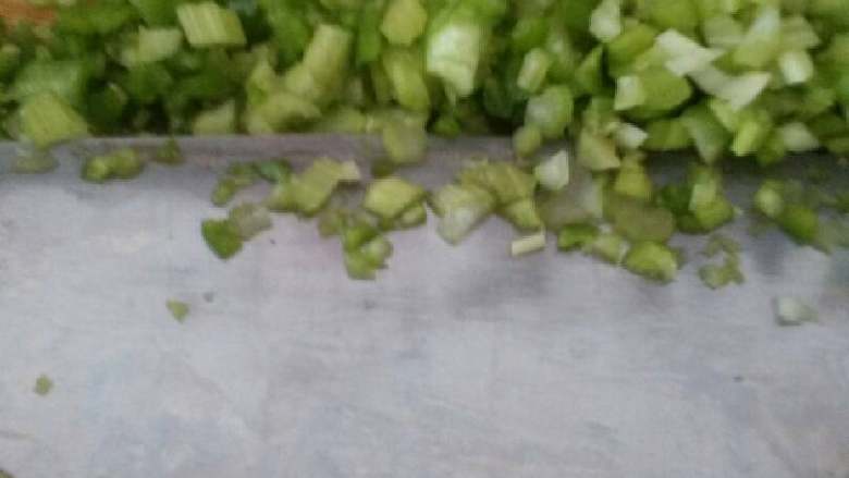 玉米三鲜馅蒸饺,青椒,芹菜,切碎,放入西葫芦丝里放盐搅拌放十分钟。用沙布过虑掉水备用。