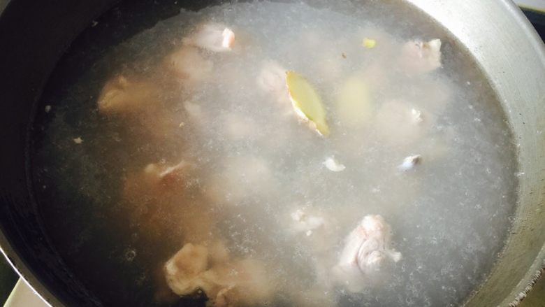 新疆手抓饭,放生姜和料酒给羊排焯水3-5分钟