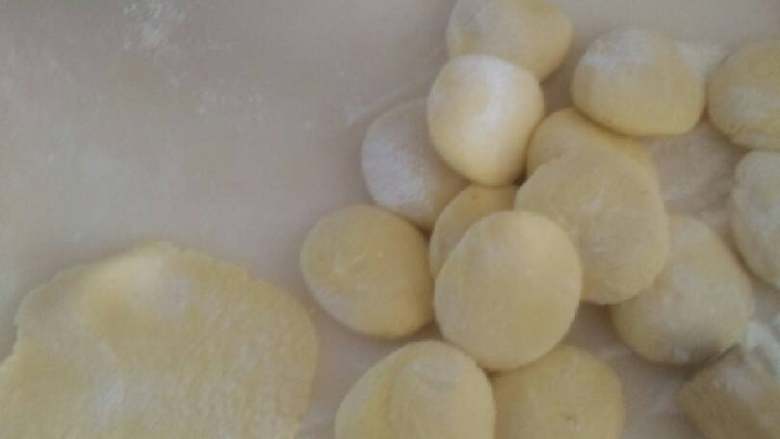 玉米三鲜馅蒸饺,揪成小剂子,赶皮开包