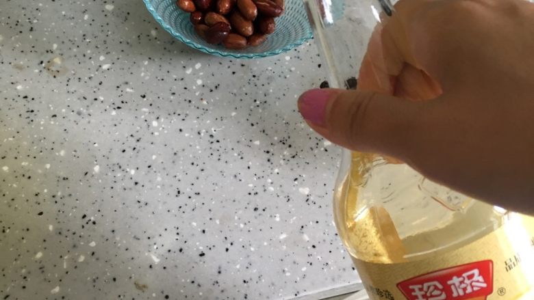 宫保鸡丁,炸好出锅马上放少许料酒拌匀备用