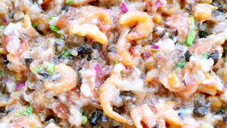 洋葱馄饨#有个故事#,馅料搅拌好了、开始包馄饨喽……