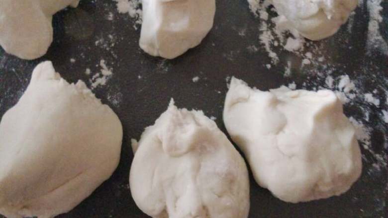 红豆包肉包,面团揉好戳长条揪成小剂,我没有擀面杖用了宝宝的奶瓶搓,搓的不是很圆!