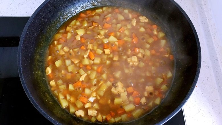 鸡肉咖喱饭,小火煮 适当搅拌以免糊锅 待咖喱慢慢收汁即可 ...