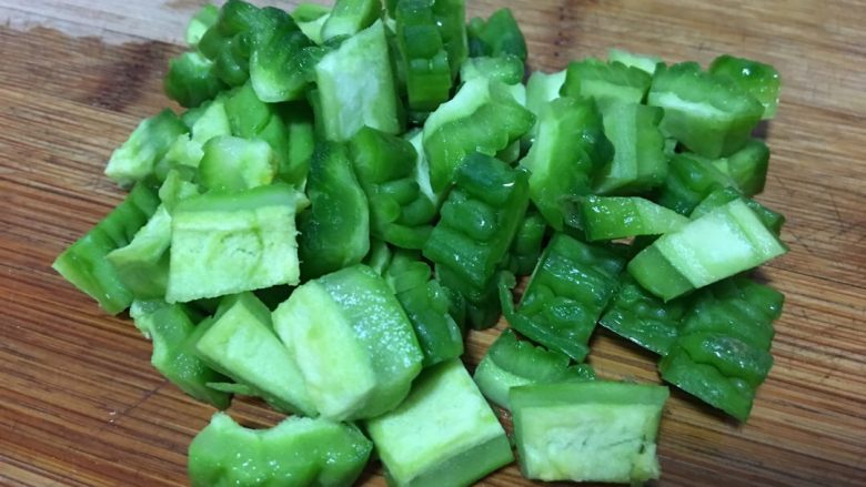 苦瓜也能变美味之2,<a style='color:red;display:inline-block;' href='/shicai/ 55'>苦瓜</a>切丁