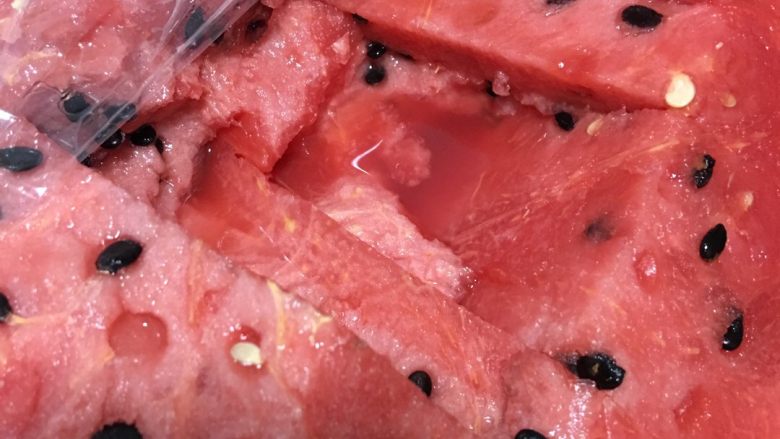 苦瓜也能变美味之2,<a style='color:red;display:inline-block;' href='/shicai/ 605'>西瓜</a>去籽切丁