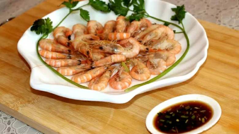 盐水虾
,蘸料配好。来吃!