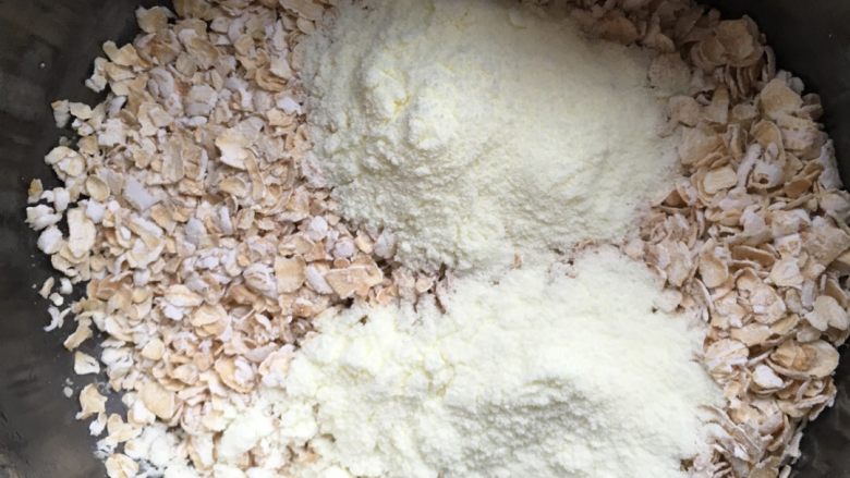 鸡蛋牛奶燕麦粥,把<a style='color:red;display:inline-block;' href='/shicai/ 495'>燕麦</a>放入奶锅