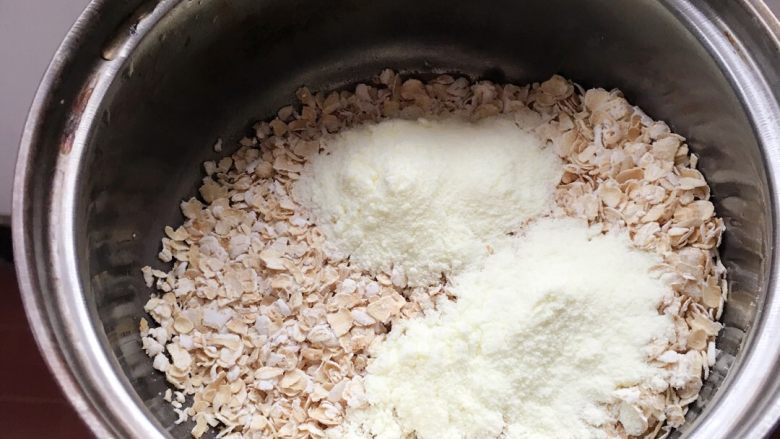 鸡蛋牛奶燕麦粥,再放入两勺<a style='color:red;display:inline-block;' href='/shicai/ 1124'>奶粉</a>（我是做给宝宝吃的所以加的配方<a style='color:red;display:inline-block;' href='/shicai/ 1124'>奶粉</a>，成人吃加全脂<a style='color:red;display:inline-block;' href='/shicai/ 1124'>奶粉</a>或直接加纯牛奶都可以的）