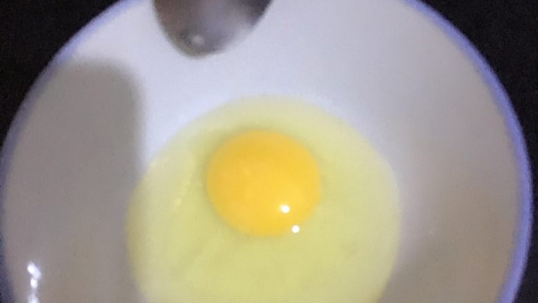 鸡蛋牛奶燕麦粥,把<a style='color:red;display:inline-block;' href='/shicai/ 9'>鸡蛋</a>打到碗里