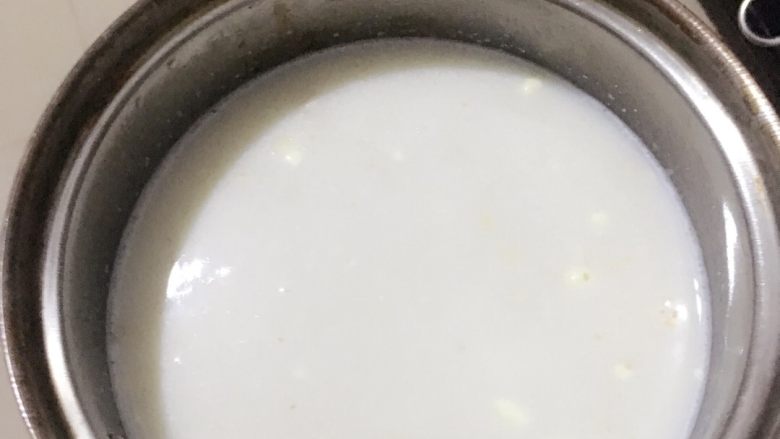 鸡蛋牛奶燕麦粥,奶锅加适量的水，搅拌均匀，第一次做水可以稍微多点后面加热的时候觉得太稀可以多加热一点时间，因为水加少了太干了就不太好搅拌的