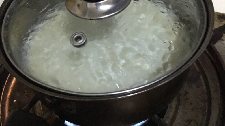 鸡蛋牛奶燕麦粥,加热到沸腾就赶紧把盖子拿掉