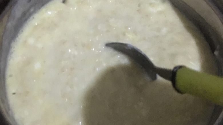 鸡蛋牛奶燕麦粥,加入打好的鸡蛋继续搅拌，鸡蛋熟了就关火