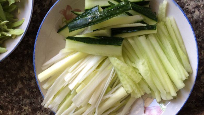 三线肉卷,大葱黄瓜切丝,长度约为肉宽的三倍