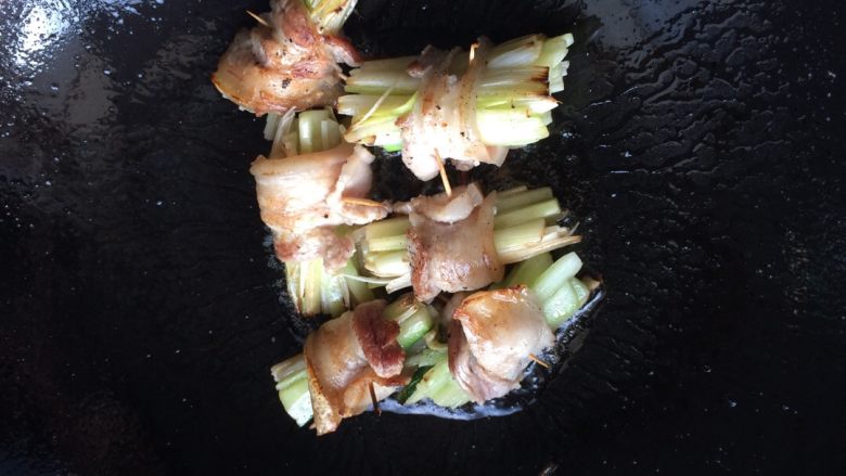 三线肉卷,像做培根卷那样,用三线肉把黄瓜大葱丝卷起后用牙签固定,牙签用整根不易黏锅,起油锅小火煎。