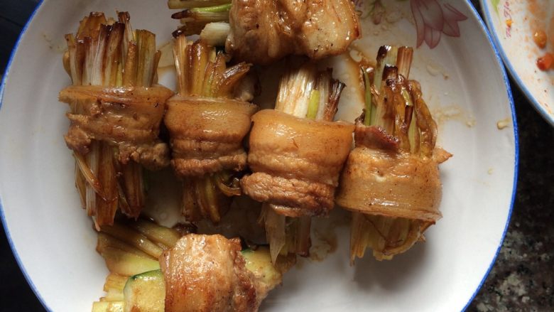 三线肉卷,煎好后装盘,撒孜然,黑胡椒均可,但前面有腌过的,要注意控制咸度。