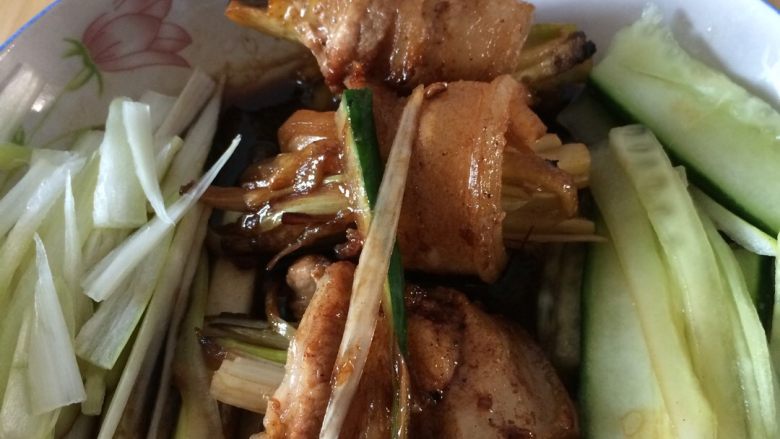 三线肉卷,我忘了腌,所以在煎时把腌制所需的配料加进去,做成了酱汁浇上,因此味道比较淡,一边装盘就一边吃掉了两卷😅,空出来的位置正好放生的大葱丝和黄瓜丝,配着肉卷吃,多少缓解了我对北京烤鸭的思念~💕