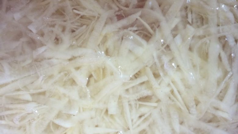 土豆鸡蛋饼#挑战鸡蛋的100种做法#,然后泡水,防止变黑,捞出沥干
