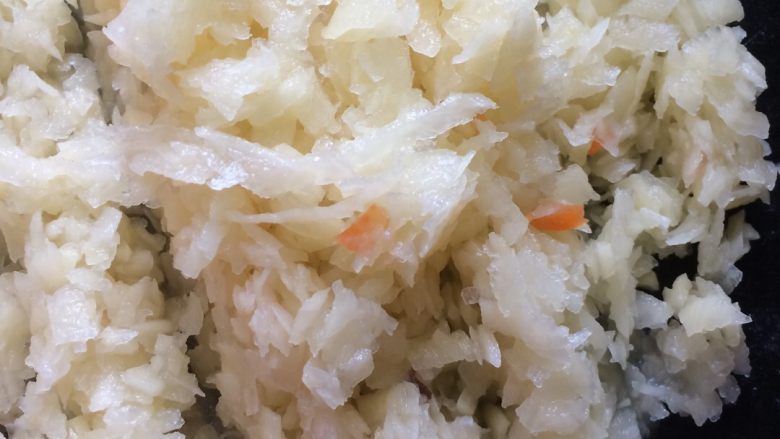 土豆肉末酿豆角,过一下清水,沥干切丁