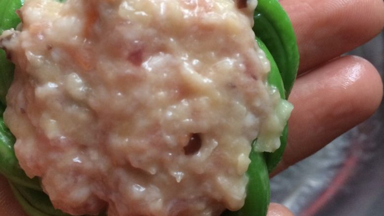 土豆肉末酿豆角,把腌制的的馅放在豆角上,用手压好,不要给漏出