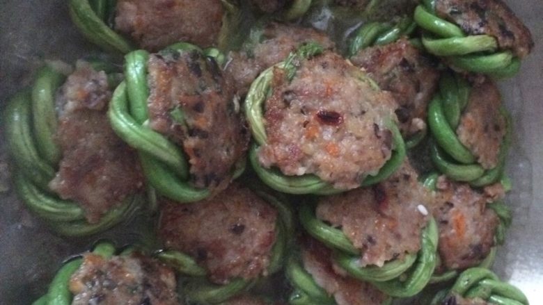 土豆肉末酿豆角,全部倒入锅里,加入少半碗水,煮开后,加适量的蚝油,小火焖三分钟,就熟了