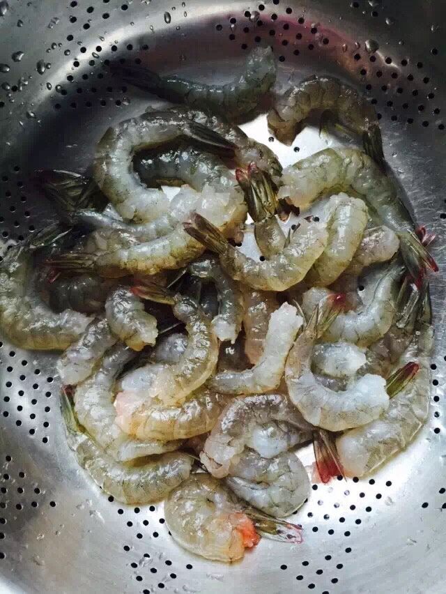 黄金虾,剝壳去虾线,留下尾巴尖尖的部分不要剝掉