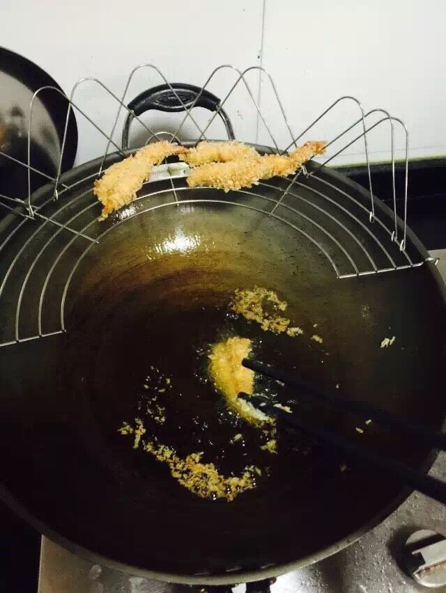 黄金虾,锅里倒入油,大火烧开后转中火,然后开始炸虾,记得一直保持中火,火太大的话,虾炸出来就变成咖啡色了